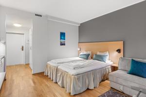 トロムソにあるEnter City Hotelのベッドルーム(ベッド1台、ソファ付)