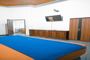 a room with a large blue mat on the floor at Rimbawan Guest House in Lampung