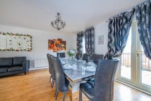 a dining room with a table and chairs at *RA27R* For your most relaxed & Cosy stay + Free Parking + Free Fast WiFi * in Kirkstall