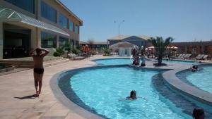 un hombre parado en una piscina en un hotel en Resort Lacqua Park DiRoma, en Caldas Novas