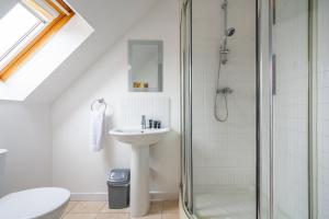 a bathroom with a sink and a shower at *RA27R* For your most relaxed & Cosy stay + Free Parking + Free Fast WiFi * in Kirkstall