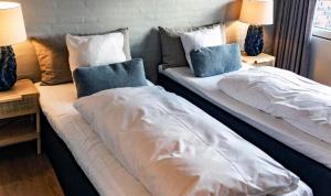 dos camas sentadas una al lado de la otra en una habitación en Hotel Christiansminde en Svendborg