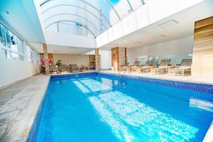 an indoor swimming pool with a glass ceiling at Hotel Plaza Camboriú in Balneário Camboriú