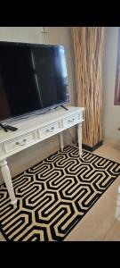 TV a/nebo společenská místnost v ubytování Donata House
