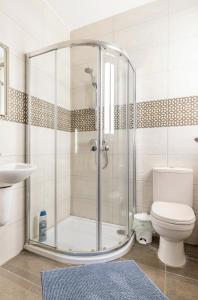 y baño con ducha, aseo y lavamanos. en F8 Room 1, Private Double room with private bathroom in shared Flat en Msida