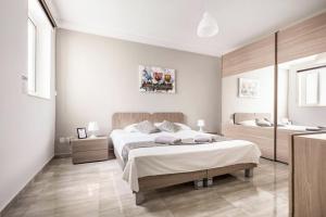 een slaapkamer met 2 bedden en een spiegel bij F8 Room 1, Private Double room with private bathroom in shared Flat in Msida
