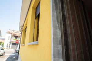 un edificio amarillo con una ventana en el lateral en Appartamento 2 vicino Milano, en Bresso