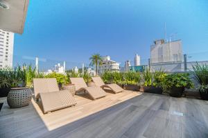 um grupo de cadeiras sentadas em cima de um edifício em Hotel Plaza Camboriú em Balneário Camboriú