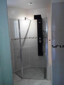 um chuveiro com uma porta de vidro na casa de banho em MAISON d'architecte Plage à Pied em Sanary-sur-Mer