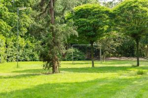 een park met bomen en een voetbaldoel bij Camping Leef! in Melderslo