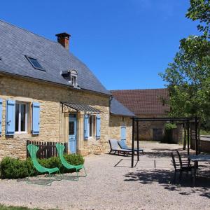 JayacにあるGîte La Mauratieの緑の椅子2脚とブランコ付きの家