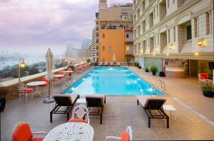 Der Swimmingpool an oder in der Nähe von Carlton Tower Hotel