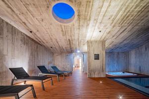 的住宿－in Bulla, Country and Wellness，一间设有椅子的房间和天花板上的蓝色圆圈