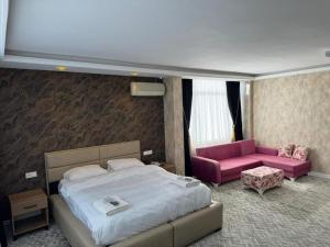 מיטה או מיטות בחדר ב-ÇANKAYA SUIT HOTEL