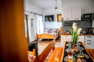 eine Küche und ein Wohnzimmer mit einem Tisch und einer Couch in der Unterkunft U Ireny in Zakopane