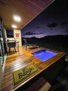 eine Terrasse mit einem Pool an einem Haus in der Unterkunft Banglo in Alto Paraíso de Goiás