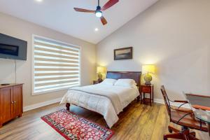 um quarto com uma cama e uma ventoinha de tecto em Charming Casa Nel Bosco em Saint Augustine