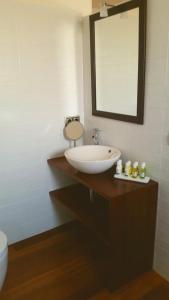 y baño con lavabo y espejo. en Hotel La Gastrocasa - Adults Only, en Gandía