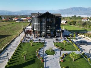 einem Luftblick auf ein Gebäude mit Palmen in der Unterkunft HOTEL BRAXTON in Bulqizë