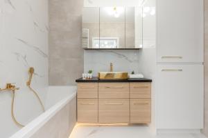 y baño con bañera, lavamanos y ducha. en Dark Green Apartment with Furnished Garden and Parking in Warsaw by Renters, en Warszawa