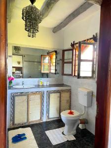 een badkamer met een toilet en een wastafel bij TEMBO VILLAGE in Watamu