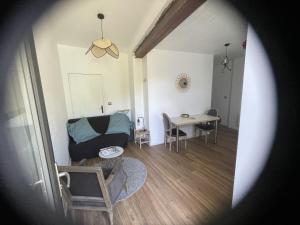 - un salon avec un canapé et une table dans l'établissement Le pigeonier, à Aix-les-Bains