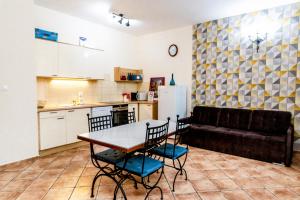 莫雄马扎尔古堡Eco-Stúdió的一间厨房和一间带桌椅的客厅