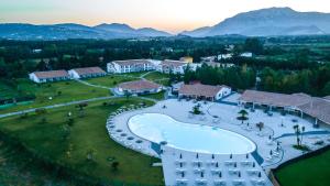 widok z powietrza na ośrodek z basenem w obiekcie Hotel S'arena Beach w mieście La Caletta