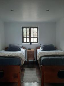 1 dormitorio con 2 camas y ventana en Casa Santa Mar, en la mejor ubicación de Pichilemu, en Pichilemu