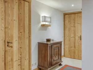 ムジェーヴにあるAppartement Megève, 2 pièces, 4 personnes - FR-1-453-67の木製のドア、テーブル、ランプが備わるお部屋