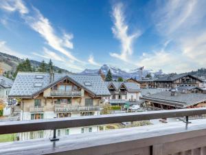 ムジェーヴにあるAppartement Megève, 2 pièces, 4 personnes - FR-1-453-67の家屋のある町のバルコニーからの眺め