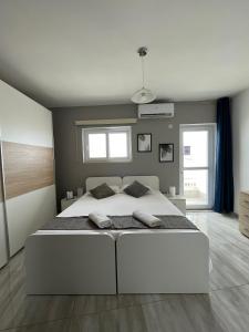 F3-1 Double room with private bathroom and balcony tesisinde bir odada yatak veya yataklar