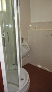 a bathroom with a toilet and a sink and a shower at Boothuis Lauwersoog in Lauwersoog