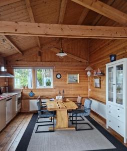 een keuken en eetkamer met een houten plafond bij Boothuis Lauwersoog in Lauwersoog