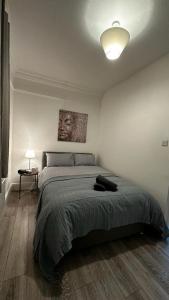 a bedroom with a large bed in a room at Wandsworth Guest Rooms 64 in London