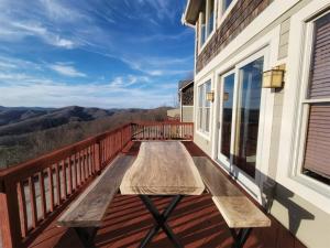 Balkón alebo terasa v ubytovaní New! Peaceful Mountain Views, Deck, Trails Nearby