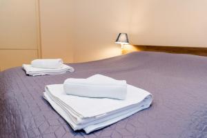a bed with white towels on top of it at Eco-Stúdió in Mosonmagyaróvár