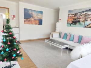 - un salon avec un arbre de Noël et un canapé dans l'établissement Apartment near Expo of Lisboa, à Lisbonne