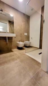 ein Badezimmer mit einem Waschbecken, einer Badewanne und einem Spiegel in der Unterkunft A Nanein con Joy in Bologna