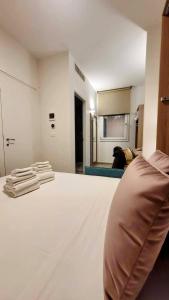 pokój z łóżkiem z ręcznikami w obiekcie A Nanein con Joy w Bolonii