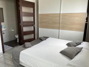 Postel nebo postele na pokoji v ubytování F5 Room 1, Private Double room with private bathroom and balcony in shared Flat