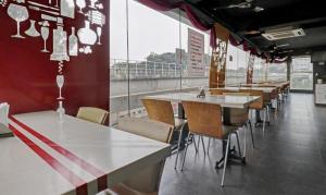 um restaurante com fileiras de mesas e cadeiras em Hotel Prime Pavilion-MG ROAD em Bangalore