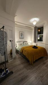 a bedroom with a large bed in a room at Wandsworth Guest Studio 64 in London