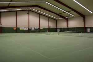 um campo de ténis com várias raquetes de ténis em Hotel Rottal em Otrokovice