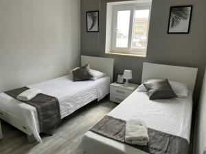 Postel nebo postele na pokoji v ubytování F5 Room 3, Private Room two single beds shared bathroom in shared Flat
