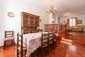 - une salle à manger avec une table et des chaises dans l'établissement Casa Lucia, à Periana