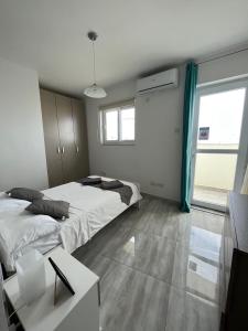 Postel nebo postele na pokoji v ubytování F6 Room 1, Private Room one small double bed shared bathroom in shared Flat