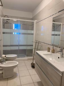 ein Bad mit einem WC, einem Waschbecken und einer Dusche in der Unterkunft Una finestra sul mare in Savona