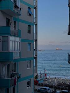 ein Gebäude am Meer mit Menschen am Strand in der Unterkunft Una finestra sul mare in Savona