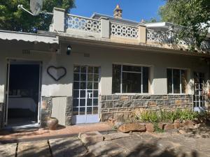 une maison avec un cœur sur son côté dans l'établissement Lavender Lane, à Ladysmith